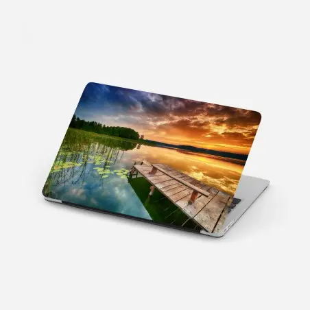Adesivo per laptop molo all'alba sul lago dorato • Wallissimo®
