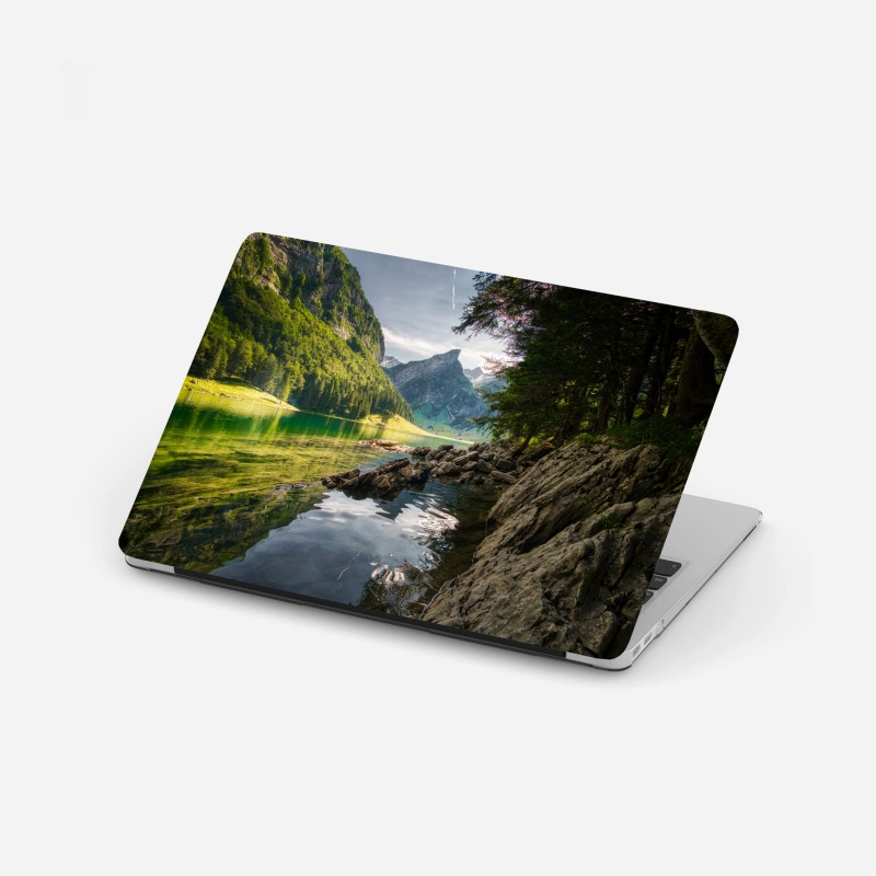 Adesivo per laptop riflessi montani sul lago smeraldo