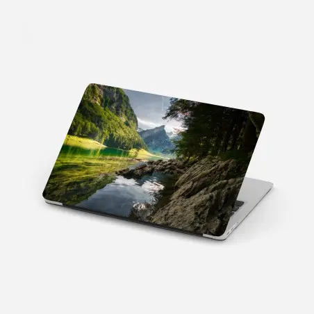 Adesivo per laptop riflessi montani sul lago smeraldo • Wallissimo®