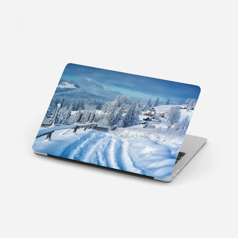 Adesivo per laptop sentiero innevato verso il villaggio alpino
