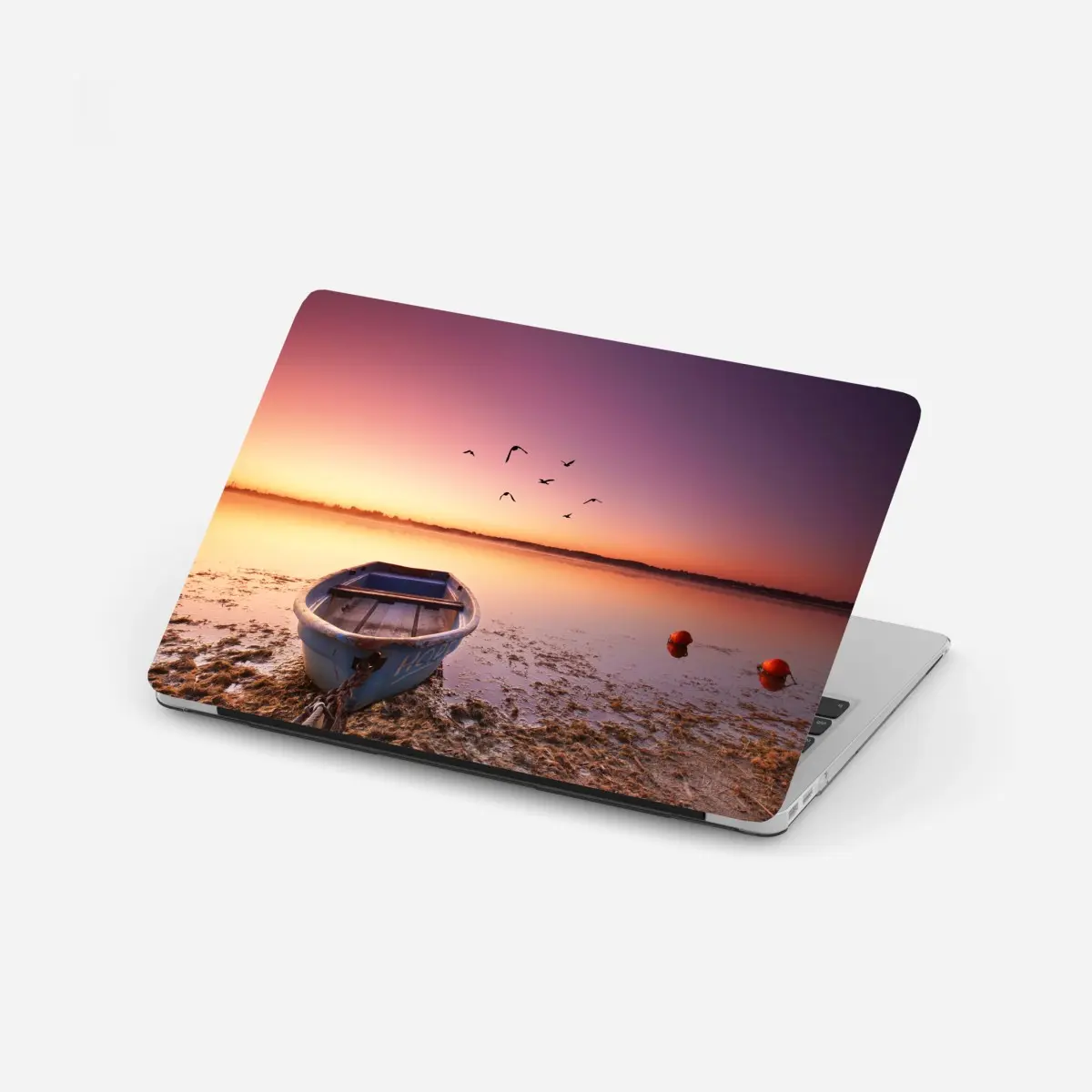 Adesivo per laptop tramonto sul lago con barca solitaria • Wallissimo®