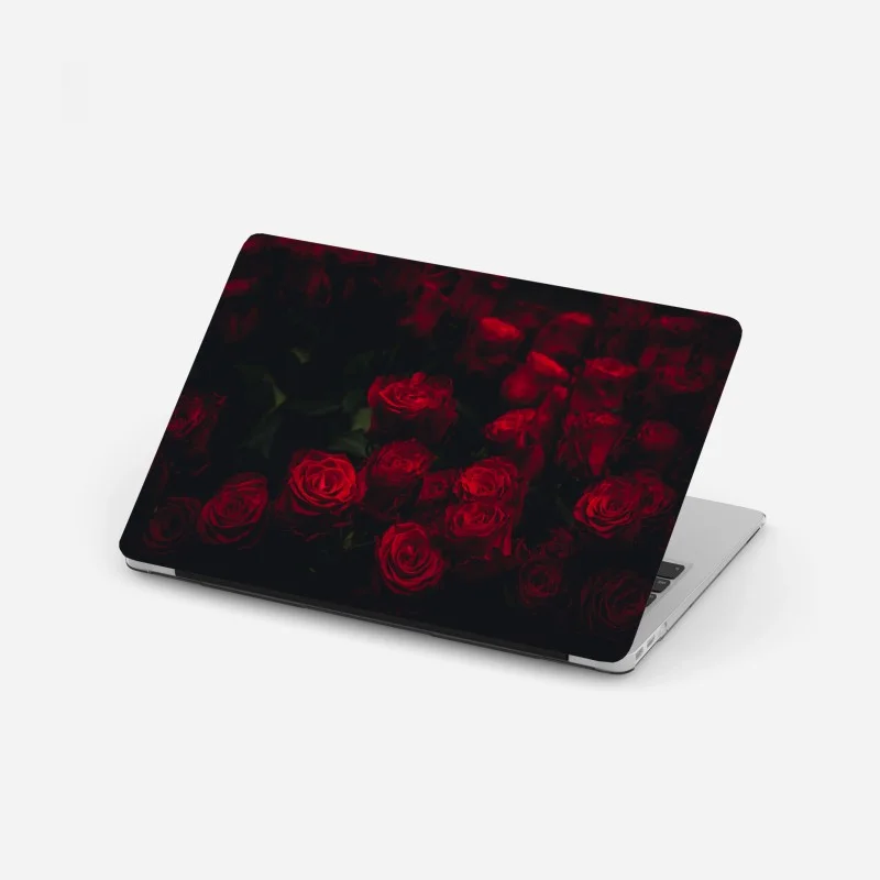 Adesivo per laptop composizione di rose rosse su sfondo scuro