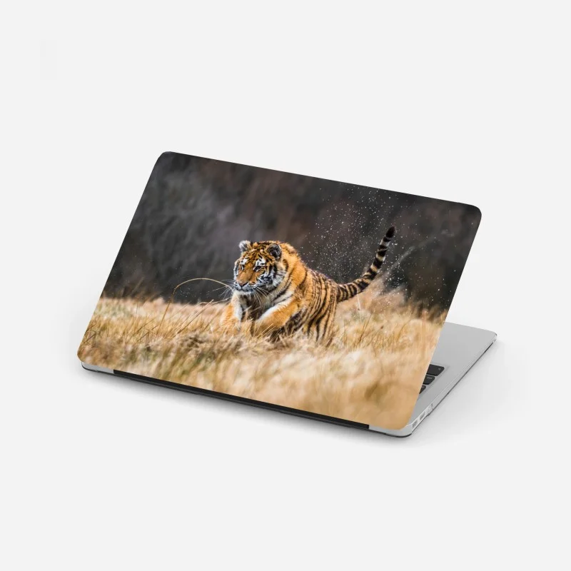 Adesivo per laptop tigre siberiana in corsa tra le betulle
