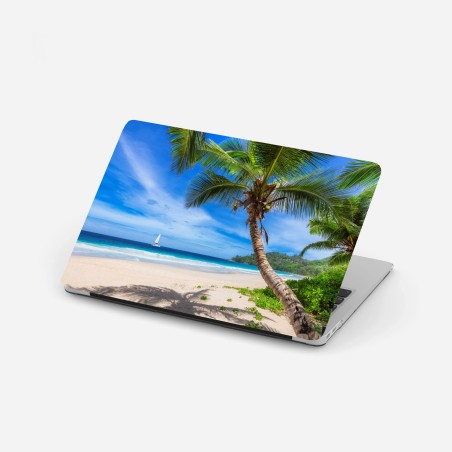Adesivo per laptop spiaggia tropicale con palma inclinata e vela sull'orizzonte • Wallissimo®