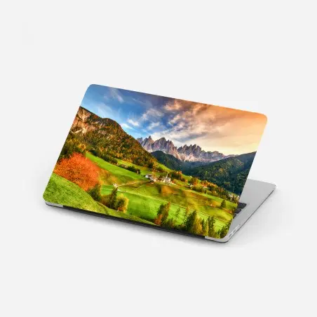 Adesivo per laptop panorama autunnale a Santa Maddalena, Dolomiti • Wallissimo®