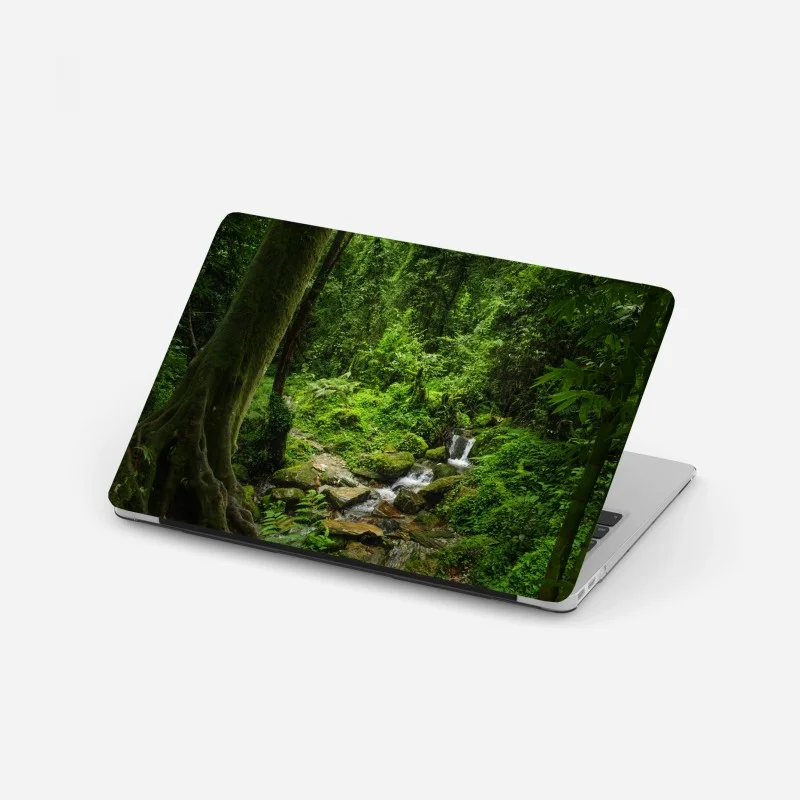 Adesivo per laptop rifugio verde nella foresta pluviale