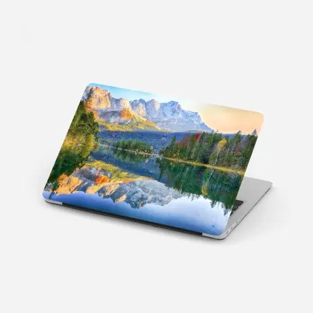 Adesivo per laptop riflessi autunnali sul lago Eibsee ai piedi della Zugspitze • Wallissimo®
