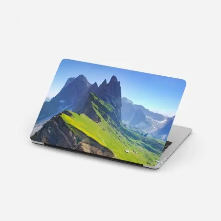 Adesivo per laptop panorama di Seceda nelle Dolomiti primaverili • Wallissimo®
