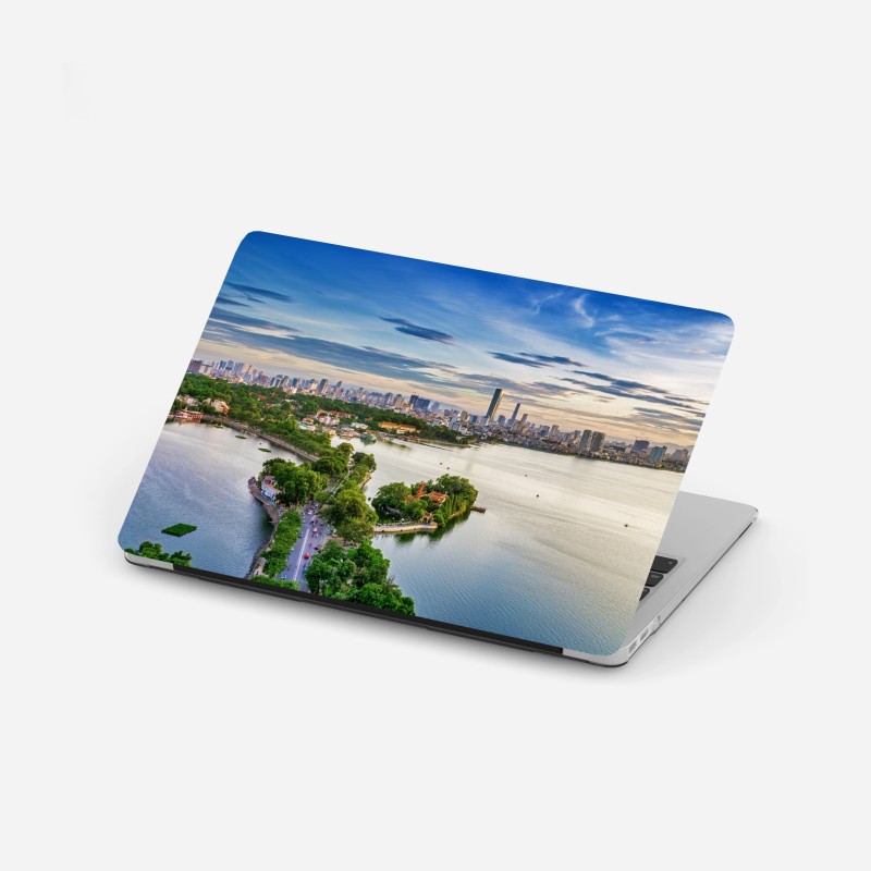 Adesivo per laptop tramonto sul lago con skyline cittadino