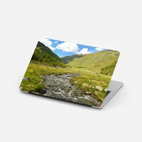 Adesivo per laptop panorama alpino con torrente e prati • Wallissimo®