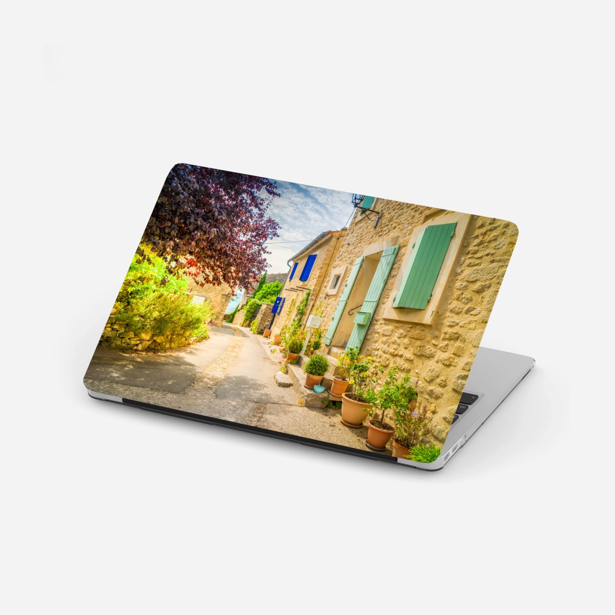 Adesivo per laptop vicolo soleggiato con case in pietra • Wallissimo®