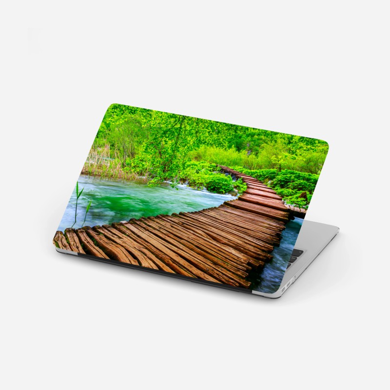 Adesivo per laptop passerella di legno in mezzo al verde