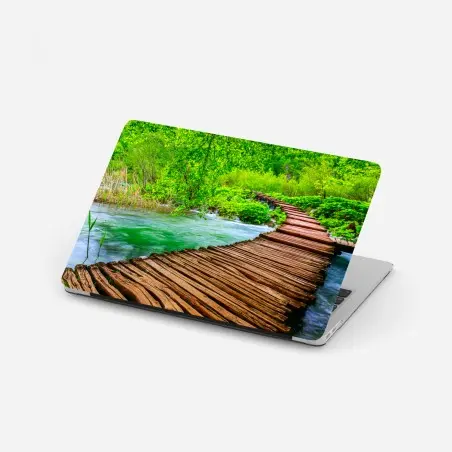 Adesivo per laptop passerella di legno in mezzo al verde • Wallissimo®