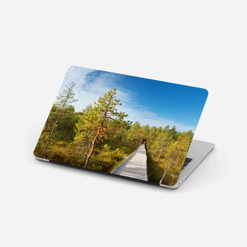 Adesivo per laptop passerella nella palude tra pini