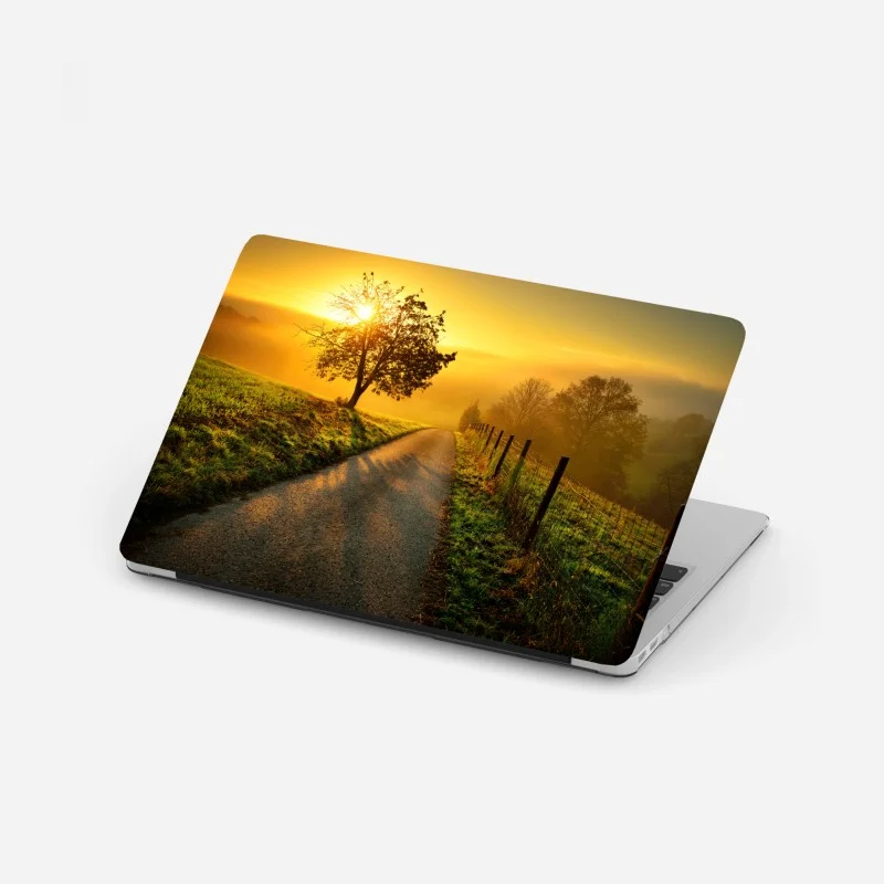 Adesivo per laptop alba dorata sulla collina