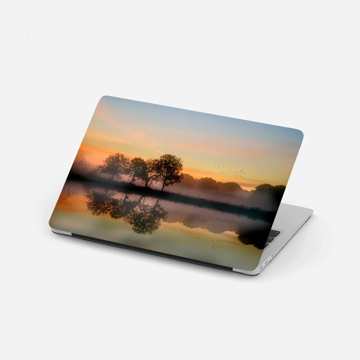 Adesivo per laptop alba autunnale nebbiosa con riflesso • Wallissimo® Adesivo per laptop alba autunnale nebbiosa con riflesso • Wallissimo®