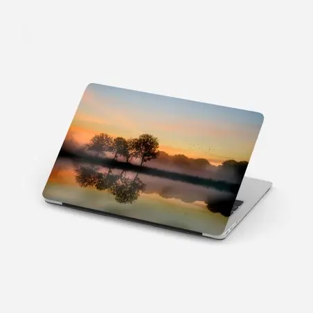 Adesivo per laptop alba autunnale nebbiosa con riflesso • Wallissimo®