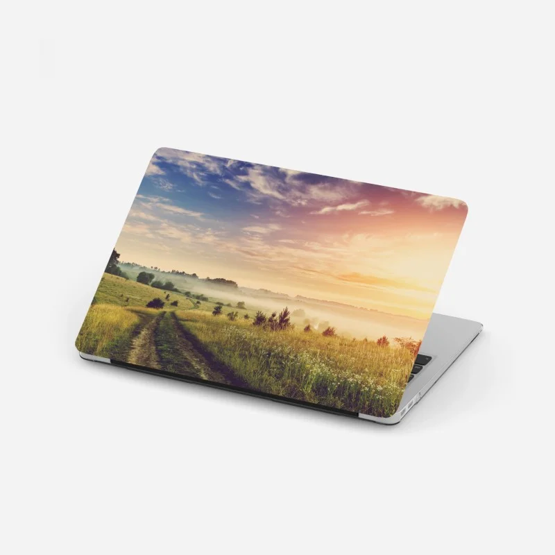 Adesivo per laptop mattina nebbiosa nella campagna dorata