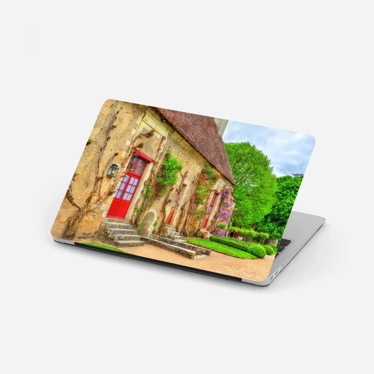 Adesivo per laptop facciata di campagna con porte rosse e glicine • Wallissimo® Adesivo per laptop facciata di campagna con porte rosse e glicine • Wallissimo®