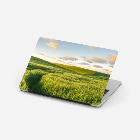 Adesivo per laptop panorama di campi verdi al tramonto • Wallissimo®