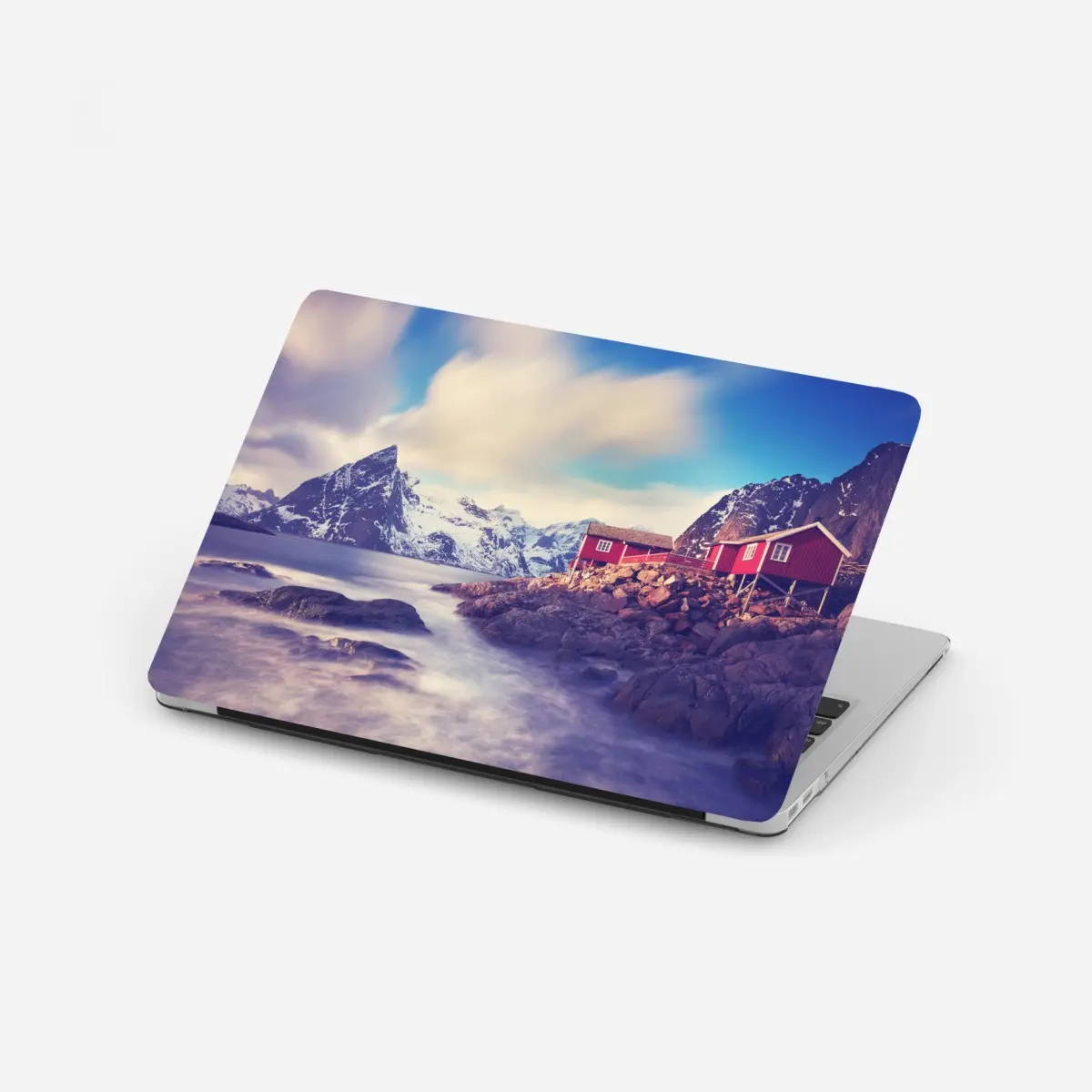 Adesivo per laptop rifugio rosso sul fiordo innevato • Wallissimo®
