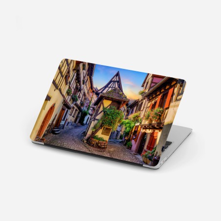 Adesivo per laptop scorcio fiabesco tra le case a graticcio di Eguisheim • Wallissimo®