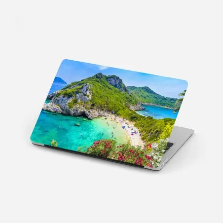 Adesivo per laptop panorama incantevole di Porto Timoni, Corfù • Wallissimo®