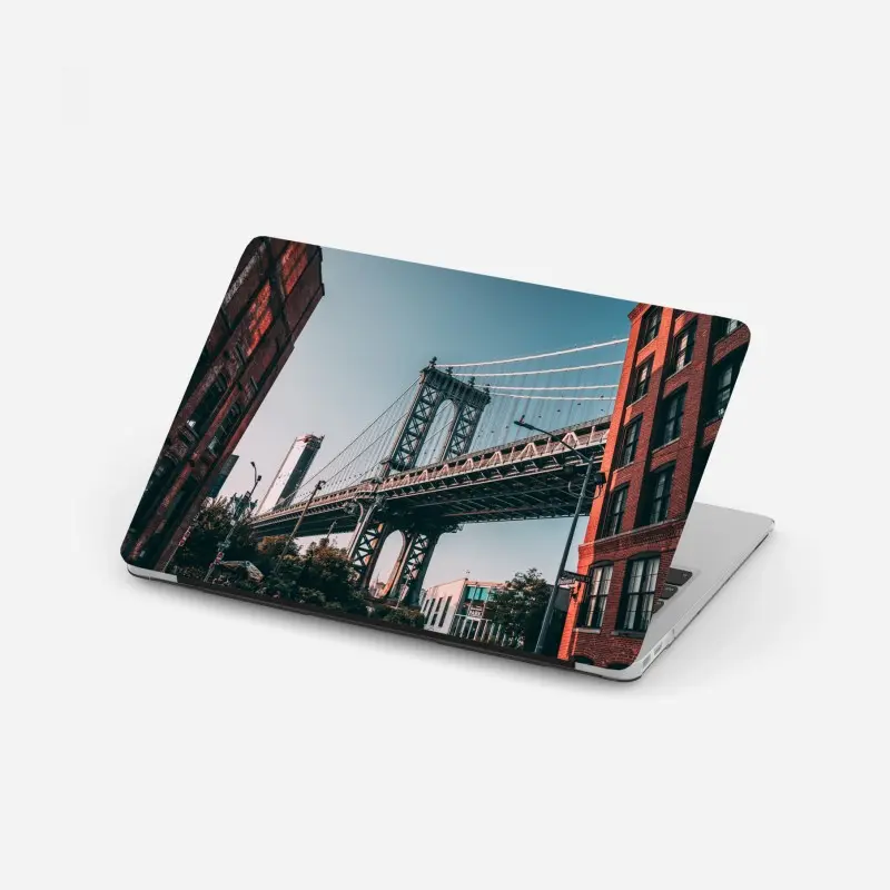 Adesivo per laptop scorcio urbano: ponte di Manhattan tra palazzi in mattoni