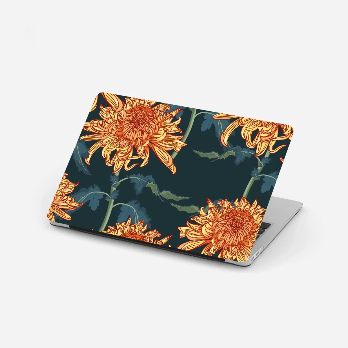 Adesivo per laptop elegante motivo di crisantemi arancioni su sfondo scuro • Wallissimo®