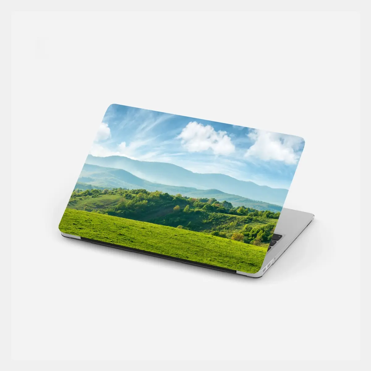 Adesivo per laptop panorama primaverile sulle colline verdi • Wallissimo®