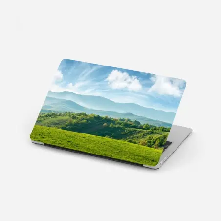 Adesivo per laptop panorama primaverile sulle colline verdi • Wallissimo®