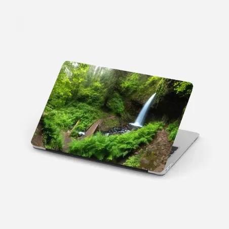 Adesivo per laptop oasi verde con cascata e passerella • Wallissimo®