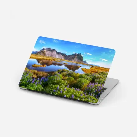 Adesivo per laptop paesaggio di lupini a Vestrahorn, Islanda • Wallissimo®