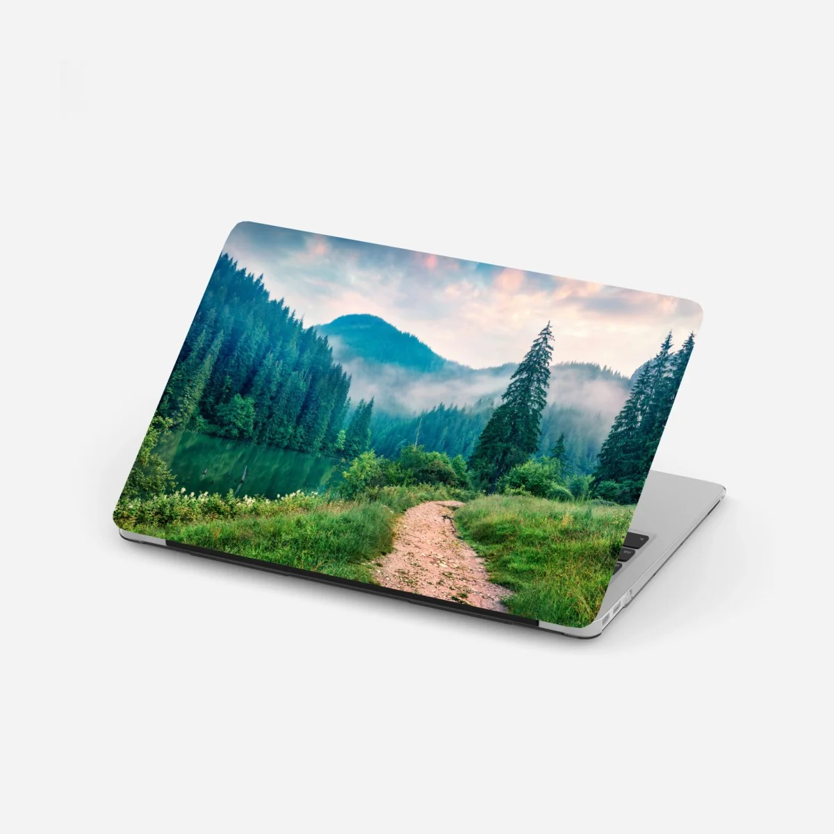 Adesivo per laptop mattina nebbiosa al lago tra le montagne • Wallissimo® Adesivo per laptop mattina nebbiosa al lago tra le montagne • Wallissimo®