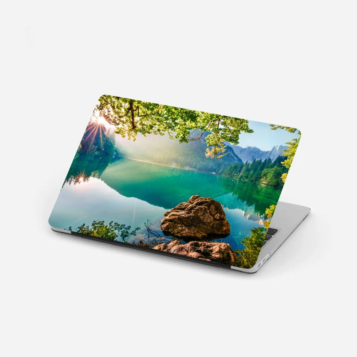 Adesivo per laptop serenità mattutina sul Lago di Fusine tra le Alpi Giulie • Wallissimo®