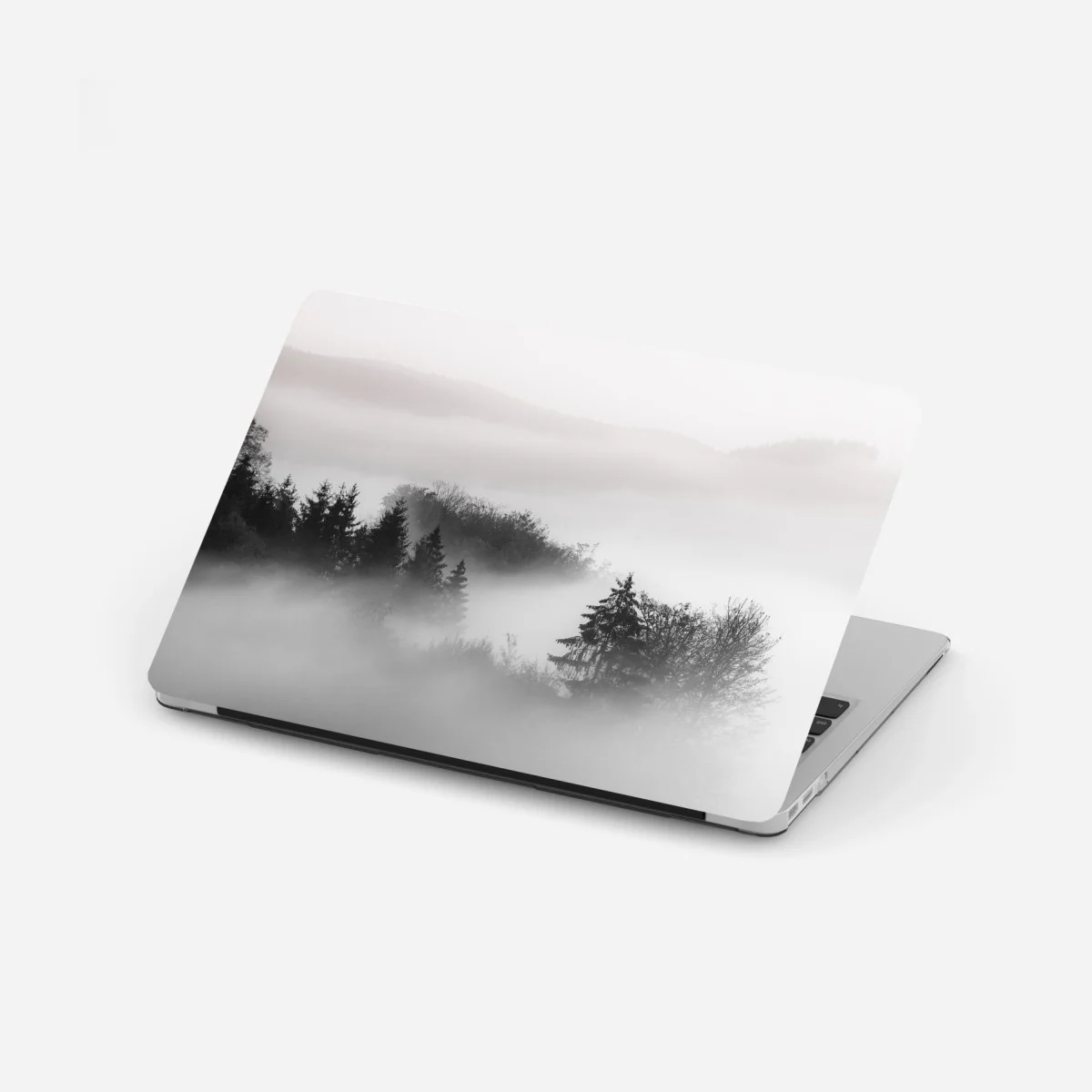 Adesivo per laptop foresta nella nebbia al mattino • Wallissimo® Adesivo per laptop foresta nella nebbia al mattino • Wallissimo®