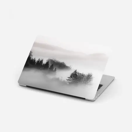 Adesivo per laptop foresta nella nebbia al mattino • Wallissimo®