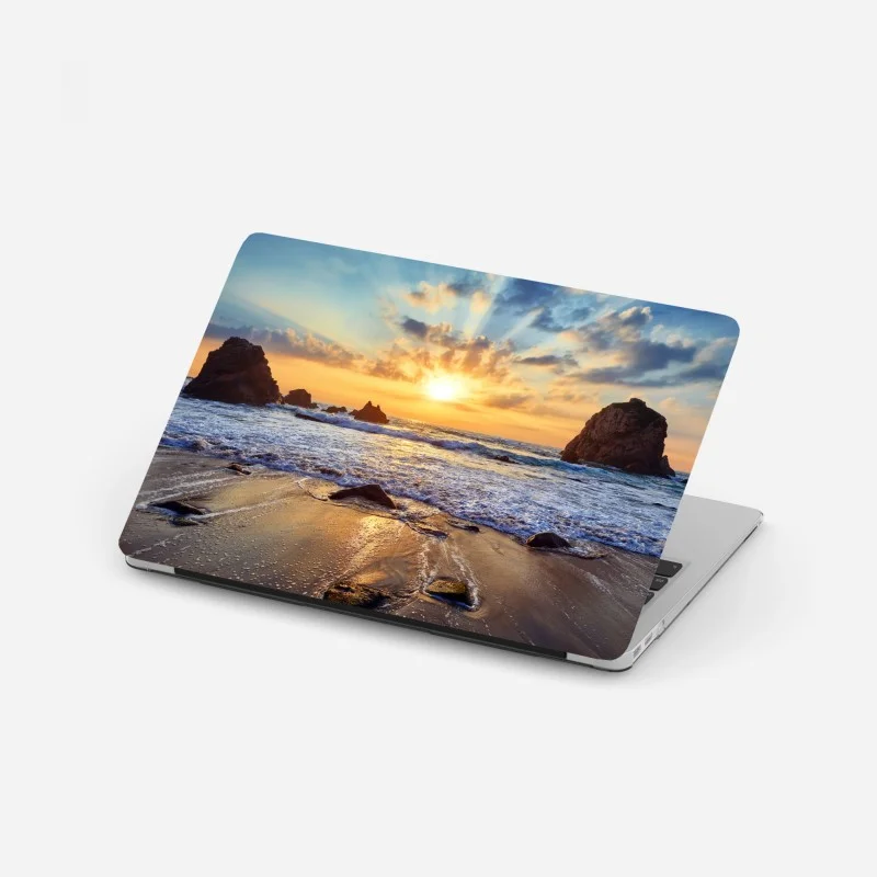 Adesivo per laptop tramonto dorato sulla costa rocciosa