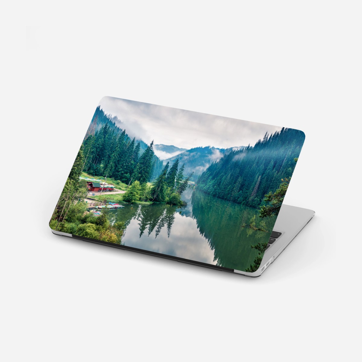 Adesivo per laptop mattina nebbiosa sul lago Lacu Rosu • Wallissimo®