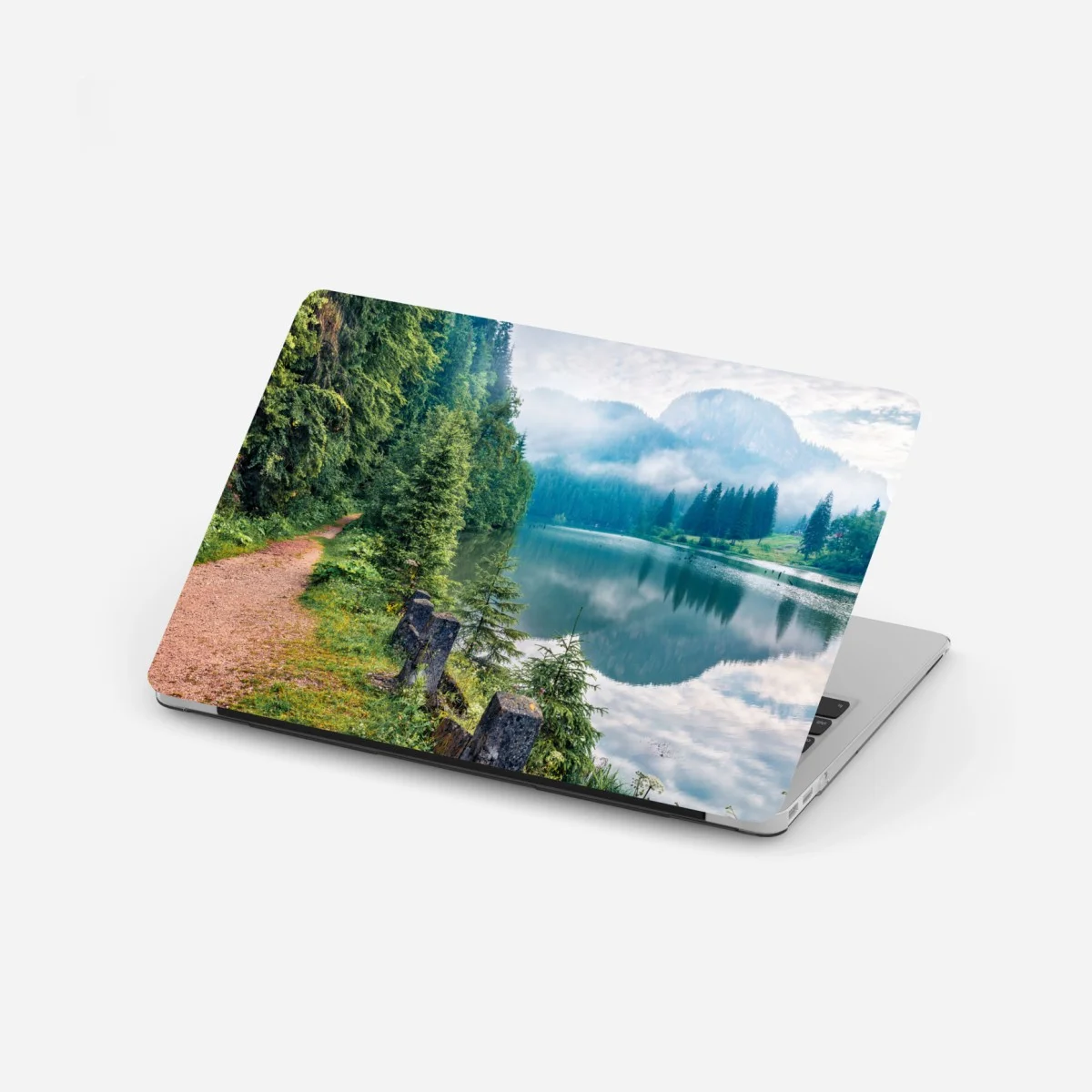 Adesivo per laptop mattina nebbiosa al Lacu Roșu • Wallissimo® Adesivo per laptop mattina nebbiosa al Lacu Roșu • Wallissimo®