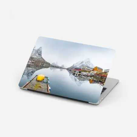 Adesivo per laptop riflessi sul fiordo innevato • Wallissimo®