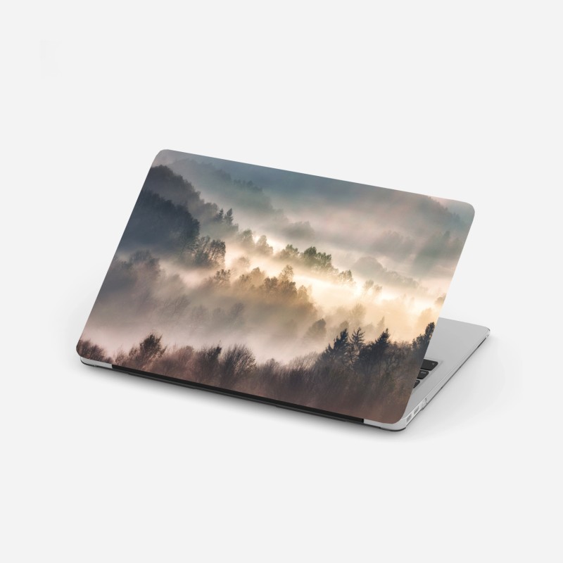 Adesivo per laptop nebbia d'oro sulla foresta