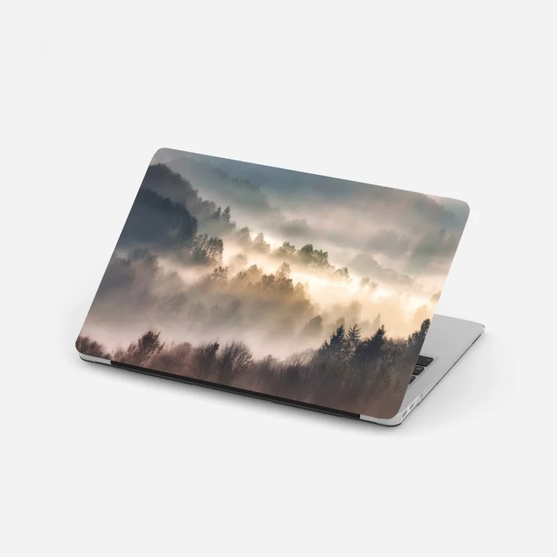 Adesivo per laptop nebbia d'oro sulla foresta