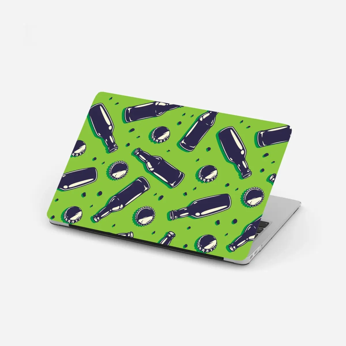 Adesivo per laptop motivo bottiglie e tappi su sfondo verde • Wallissimo®