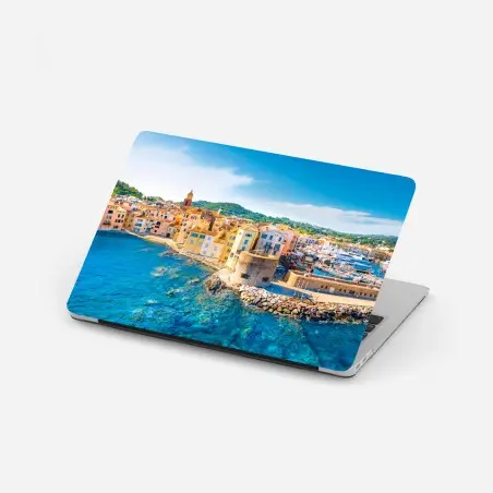 Adesivo per laptop vista pittoresca di Saint-Tropez sul mare • Wallissimo®
