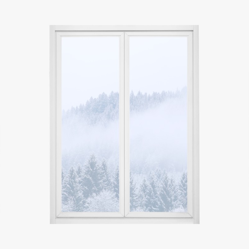 Adesivo per finestra nebbia sulla foresta di conifere innevata