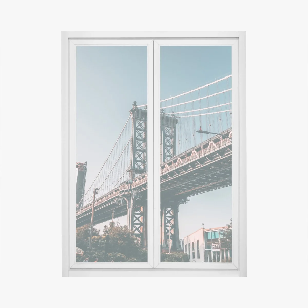 Adesivo per finestra scorcio urbano: ponte di Manhattan tra palazzi in mattoni • Wallissimo® Adesivo per finestra scorcio urbano: ponte di Manhattan tra palazzi in mattoni • Wallissimo®