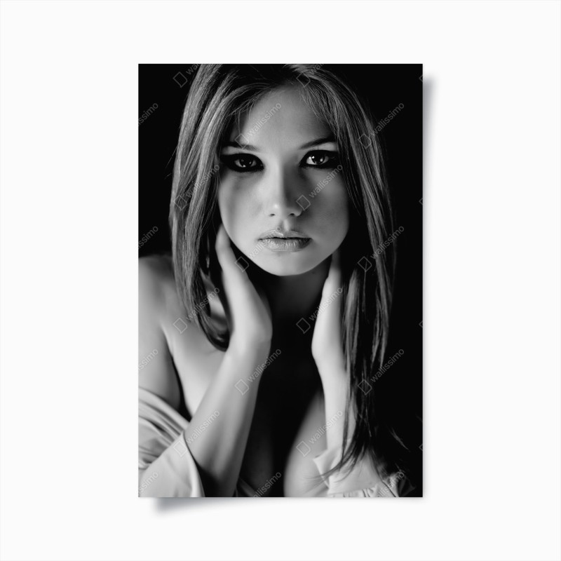 Poster ritratto femminile in bianco e nero dallo sguardo intenso