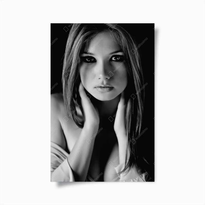 Poster ritratto femminile in bianco e nero dallo sguardo intenso