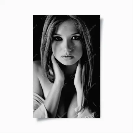 Poster ritratto femminile in bianco e nero dallo sguardo intenso • Wallissimo®